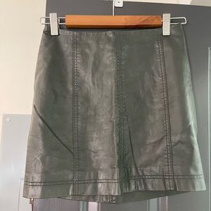 Free people DARK DARK GREEN mini leather skirt - Size 0